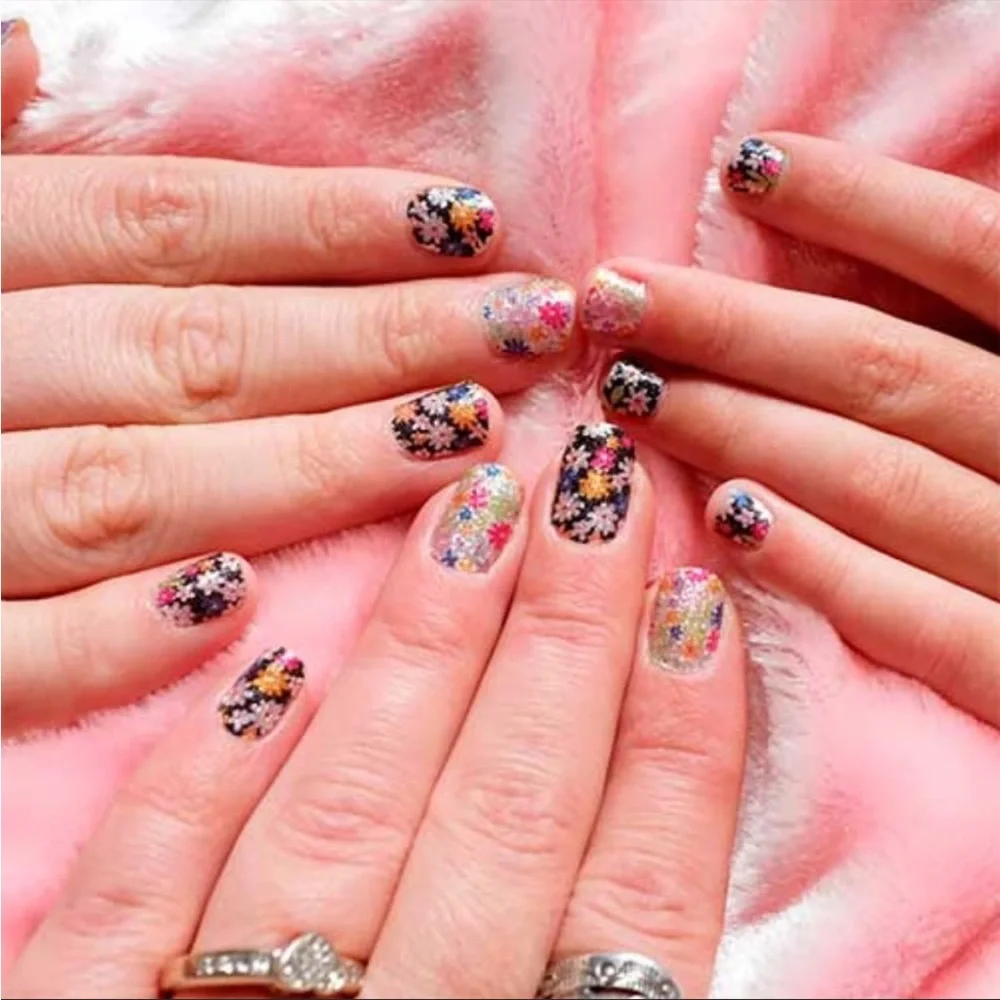 *Retired* Color Street: Daisy Me Rolling | Floral Black White Spring Pink Flower - Picture 7 of 13